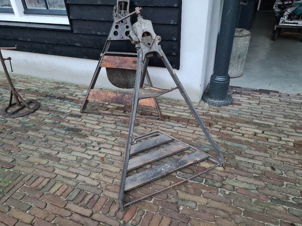 Oude Lampen standard/ Pionieer werkbank pijpenklem, Ophalen