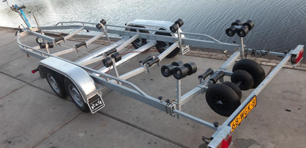 Boottrailer Freewheel tandemasser, laadvermogen 2195 kg., Watersport en Boten, Boottrailers, Ophalen, Zo goed als nieuw