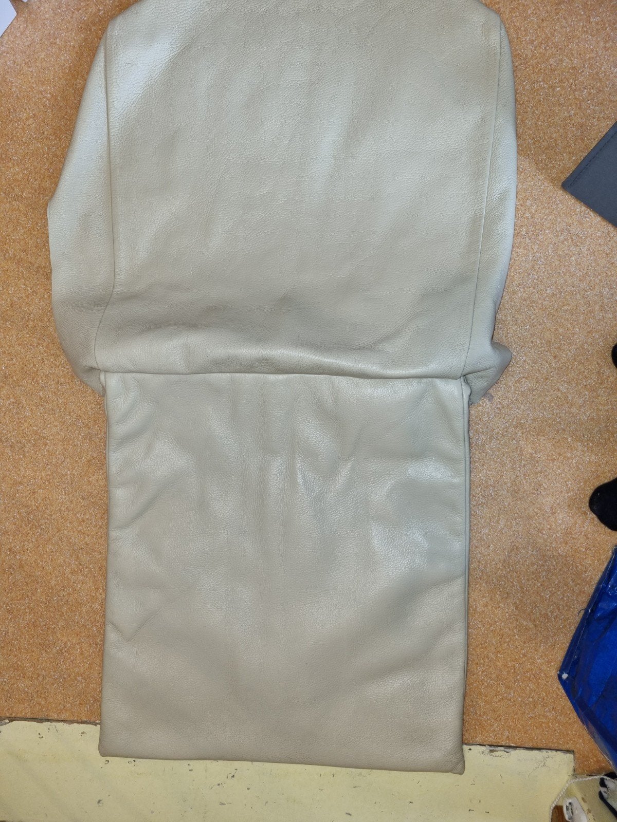 Leren bekleding van keukenstoel - Beige, Hobby en Vrije tijd, Stoffen en Lappen, Gebruikt, Leer of Kunstleer, Ophalen of Verzenden