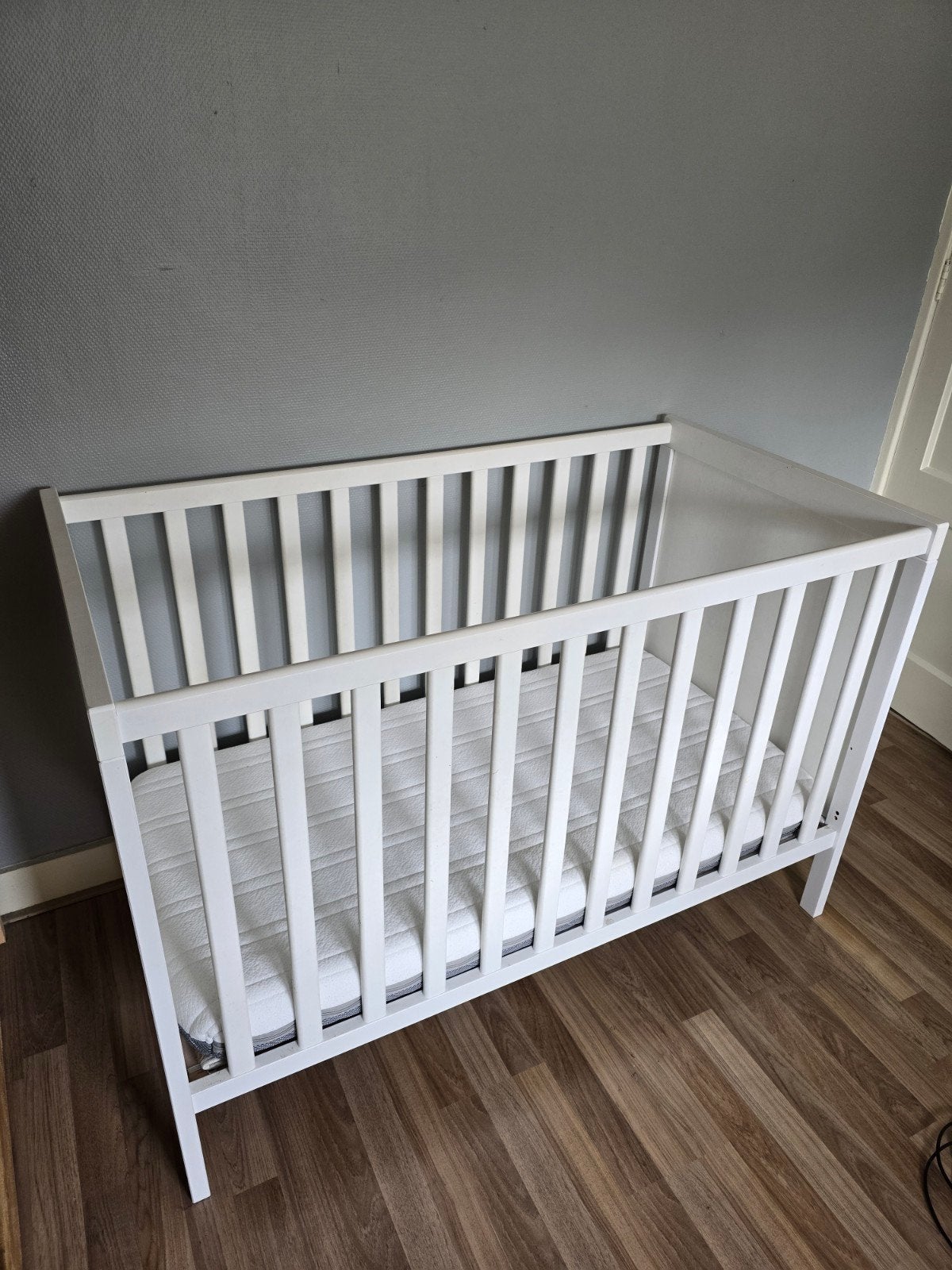 Babybed / Ledikant incl. Aerosleepmatras en matrasbeschermer, Ophalen, Zo goed als nieuw, Ledikant