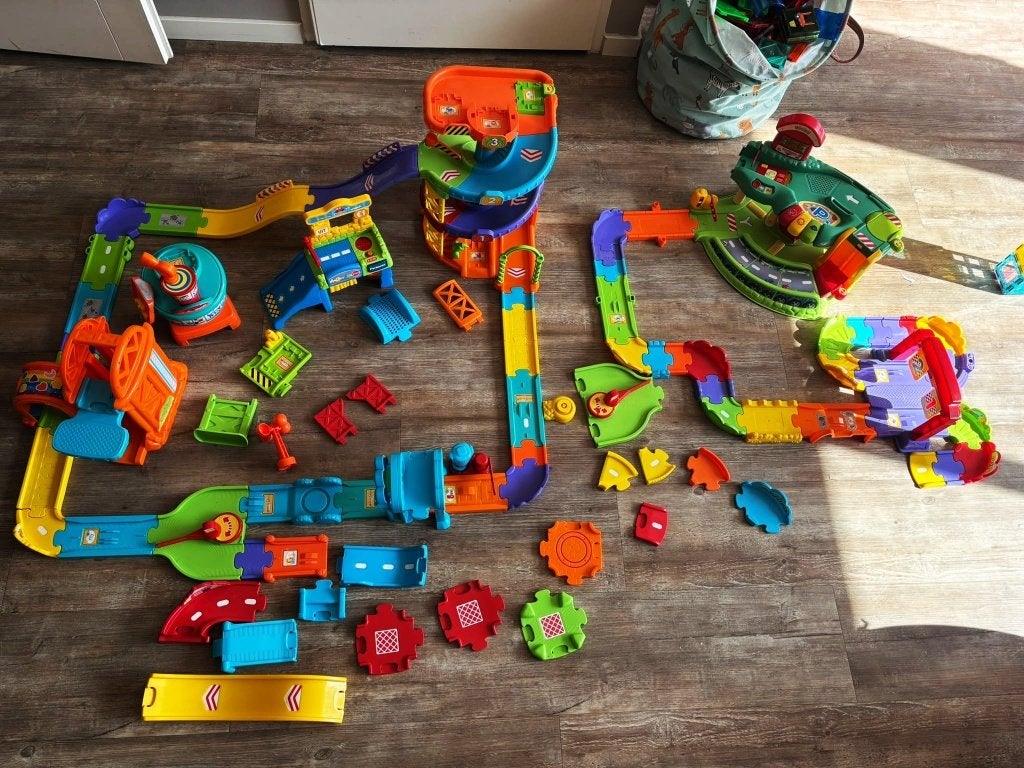 Complete set Vtech Toettoet en Zoefzoef Garage Tankstation, Ophalen, Zo goed als nieuw, 6 maanden tot 2 jaar