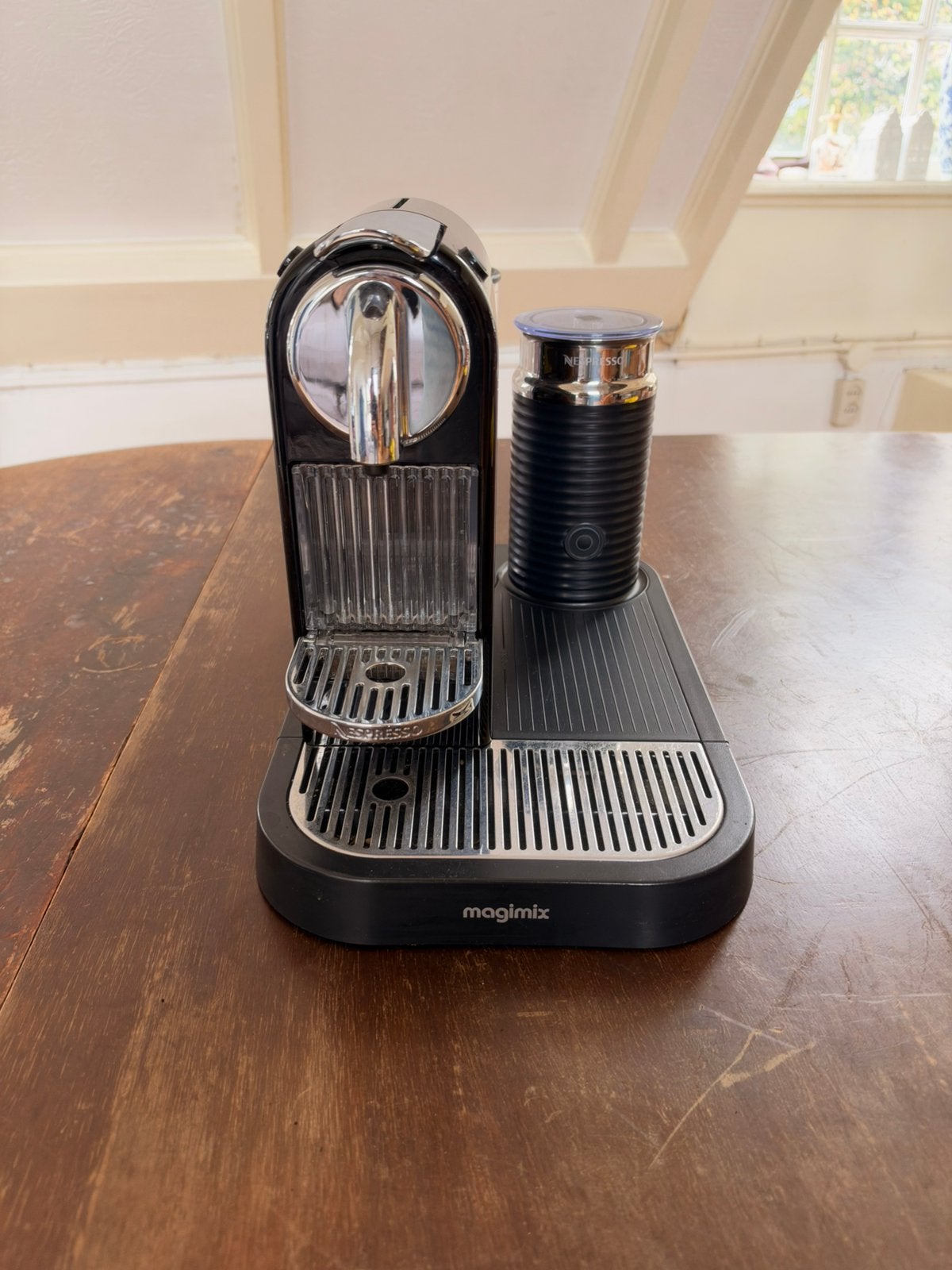 Foto 2 van Nespresso Magimix machine met melkopschuimer