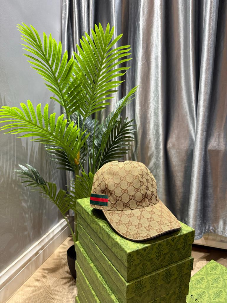 Gucci Klassieke Pet met GG Monogram en Web Detail, Kleding | Dames, Hoeden en Petten, Ophalen of Verzenden, Zo goed als nieuw