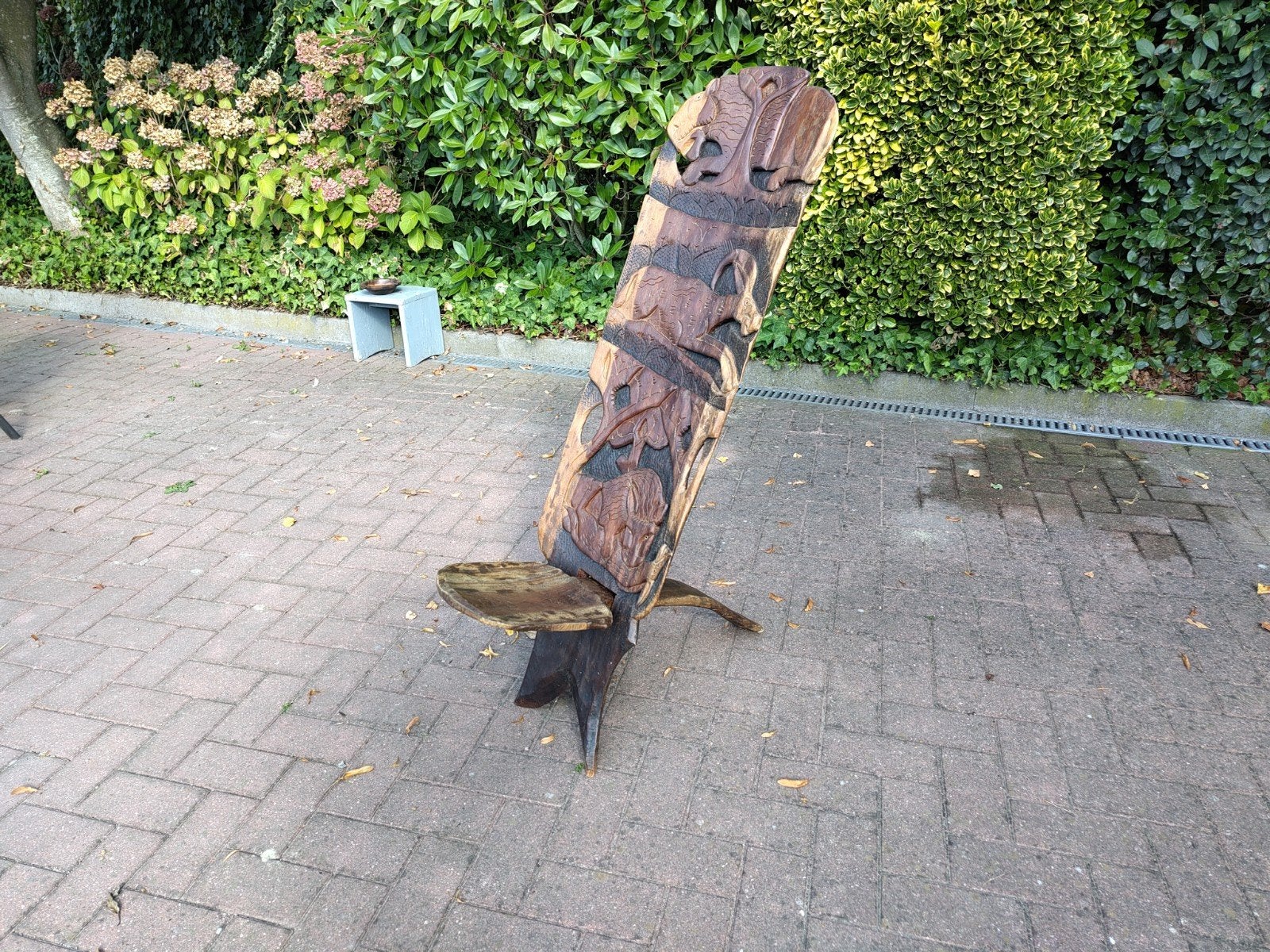 Unieke handgesneden Afrikaanse houten stoel, Antiek en Kunst, 1 meter - 2 meter, Hout, Bruin, Overige stijlen