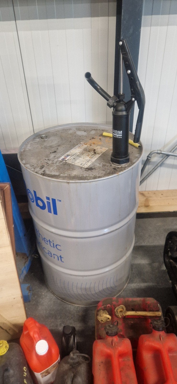 Olievat met petroleum en HBM Machines pomp, Ophalen, Gebruikt, Universele onderdelen