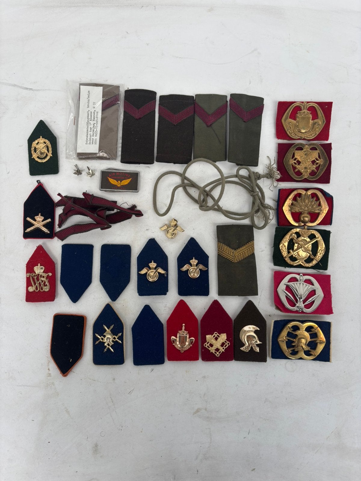 Lot militaire emblemen en rangtekens, Ophalen of Verzenden, Landmacht, Nederland, Embleem of Badge