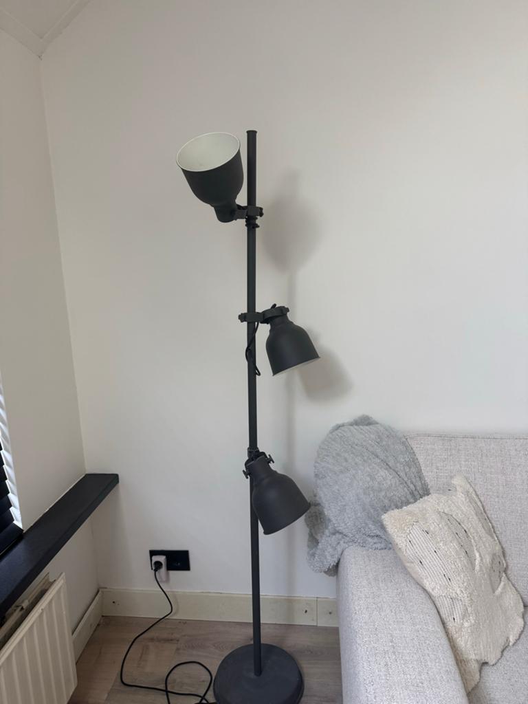 IKEA Hektar Vloerlamp met 3 spots, industrieel design, Ophalen, Zo goed als nieuw, Metaal, 150 tot 200 cm