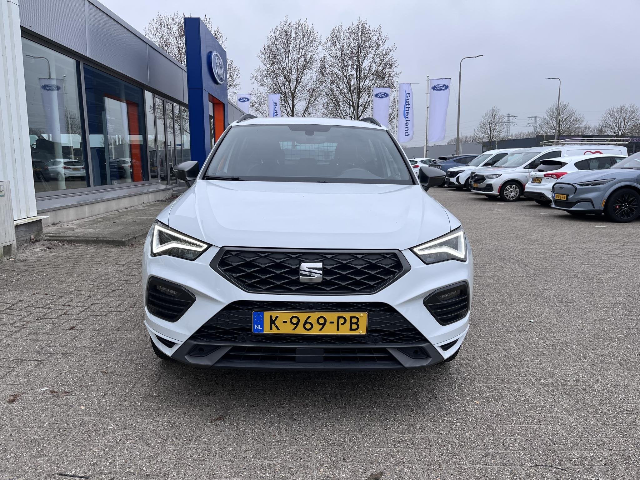 SEAT Ateca 1.5 TSI FR Business Intense 150pk | Navigatie | C, Voorwielaandrijving, 4 cilinders, Ateca, Wit