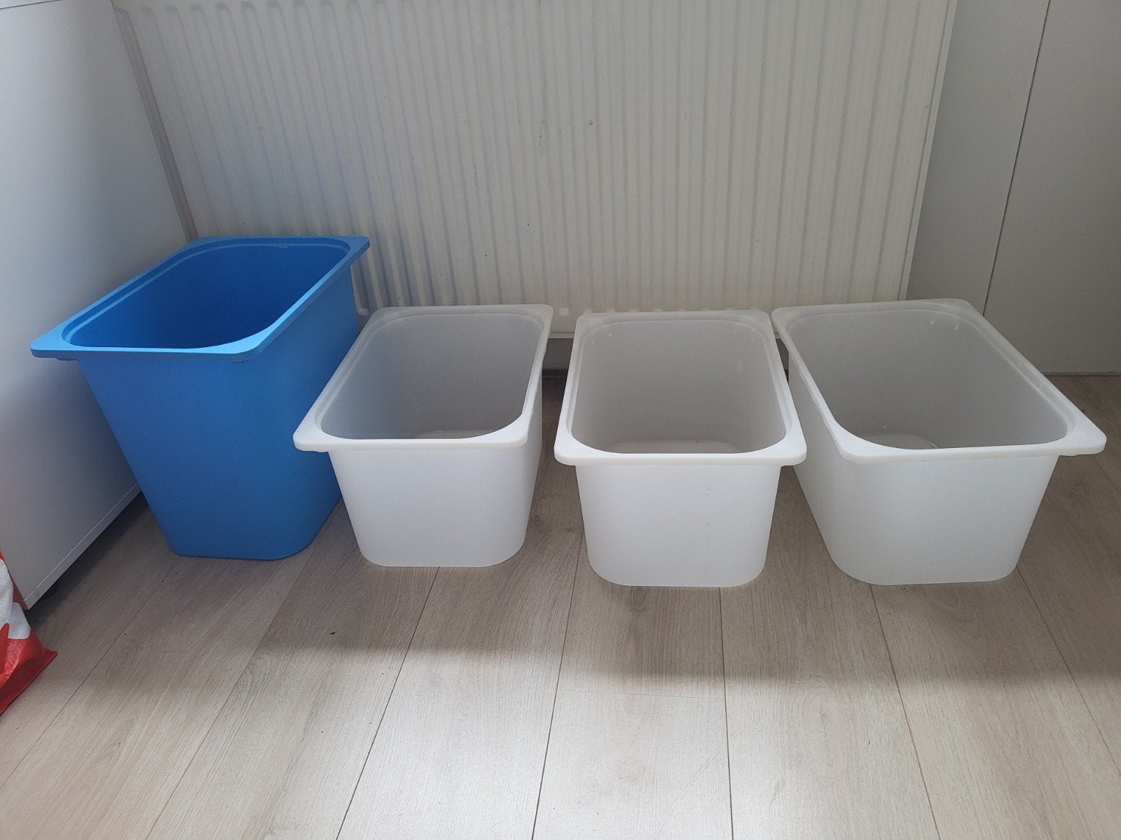 IKEA opbergbakken: 1 blauw (groot), 3 wit (medium), Ophalen, Gebruikt, Blauw, Kunststof