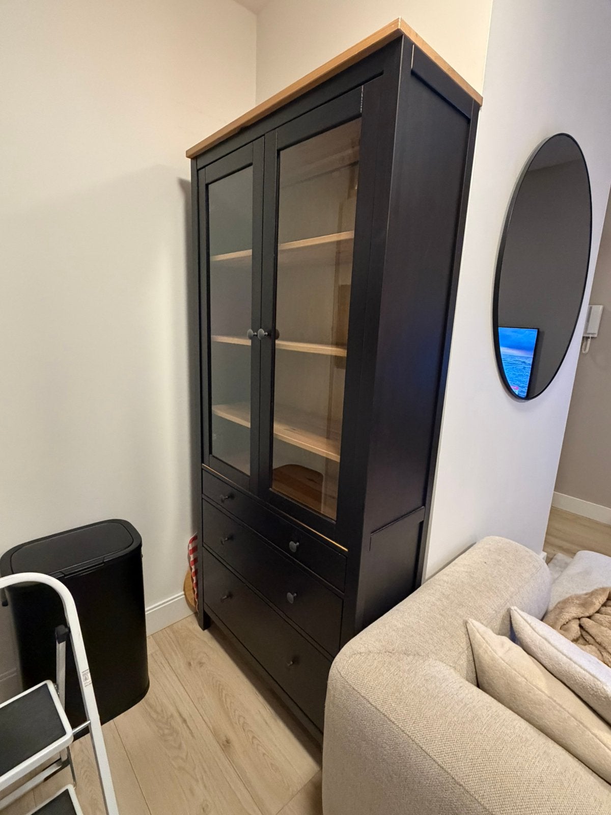 IKEA HEMNES vitrinekast zwartbruin – nieuwprijs €329, Ophalen, 50 tot 100 cm, Zo goed als nieuw, 150 tot 200 cm