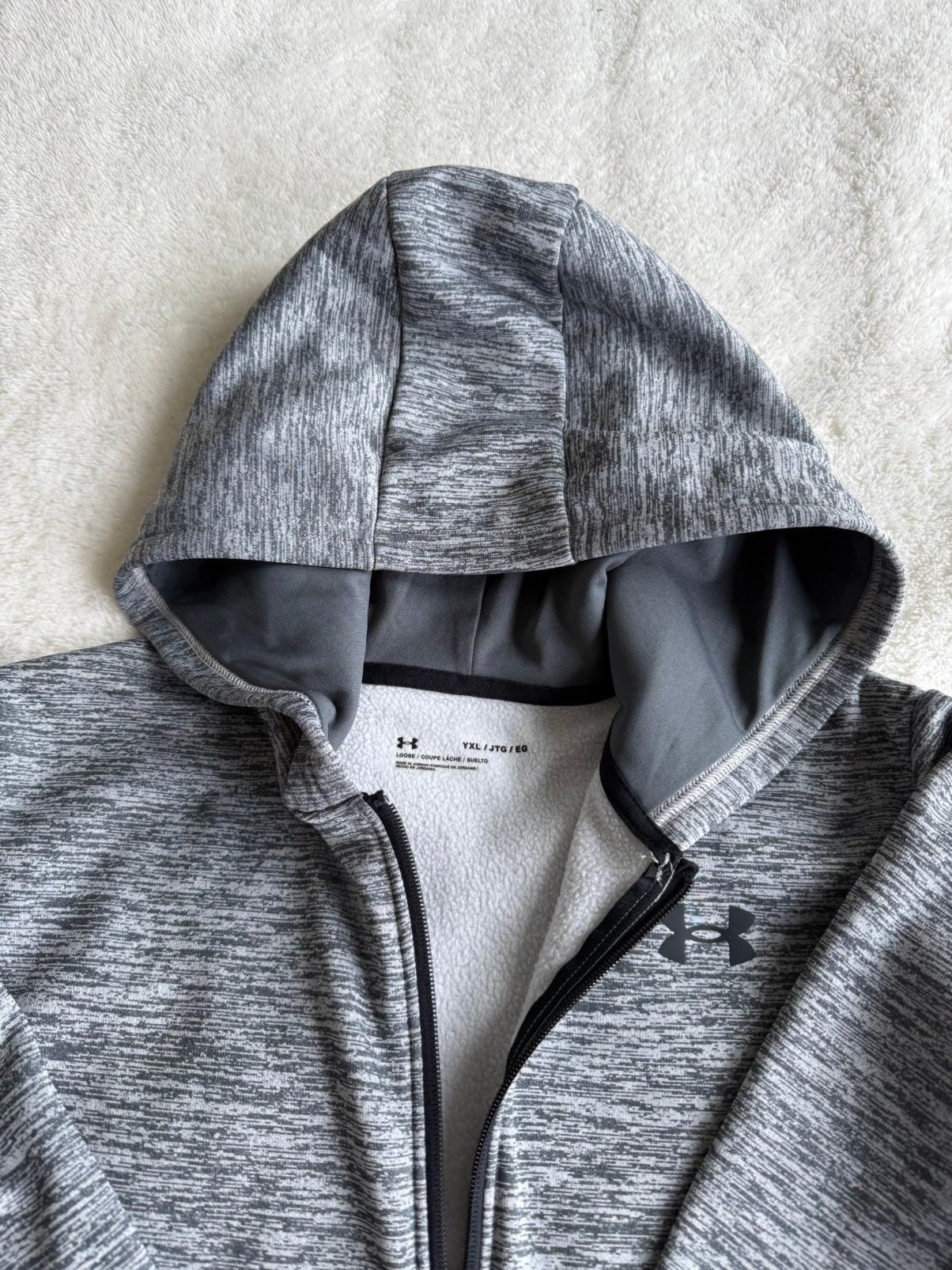 Vest jongens merk under armour maat 164 in nieuwstaat, Ophalen of Verzenden, Zo goed als nieuw, Jongen, Trui of Vest