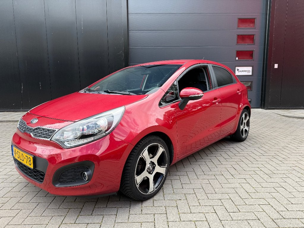 Kia Rio 1.2 Super Pak  Keyless-Go  5-DRS NWE APK 2013 Rood, Auto's, Voorwielaandrijving, 40 €/maand, Zwart, 4 cilinders