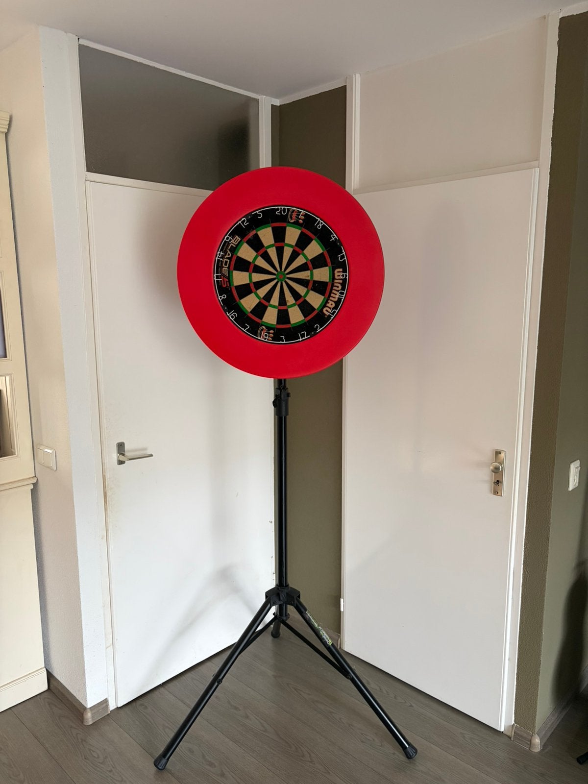 Complete dartset – Winmau Blade 5 + statief + surround, Sport en Fitness, Ophalen of Verzenden, Gebruikt, Dartbord