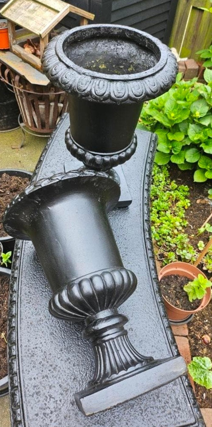 2 zwart gespoten kelken van polyamide.
45 cm hoog.
Doorsnede, Ophalen