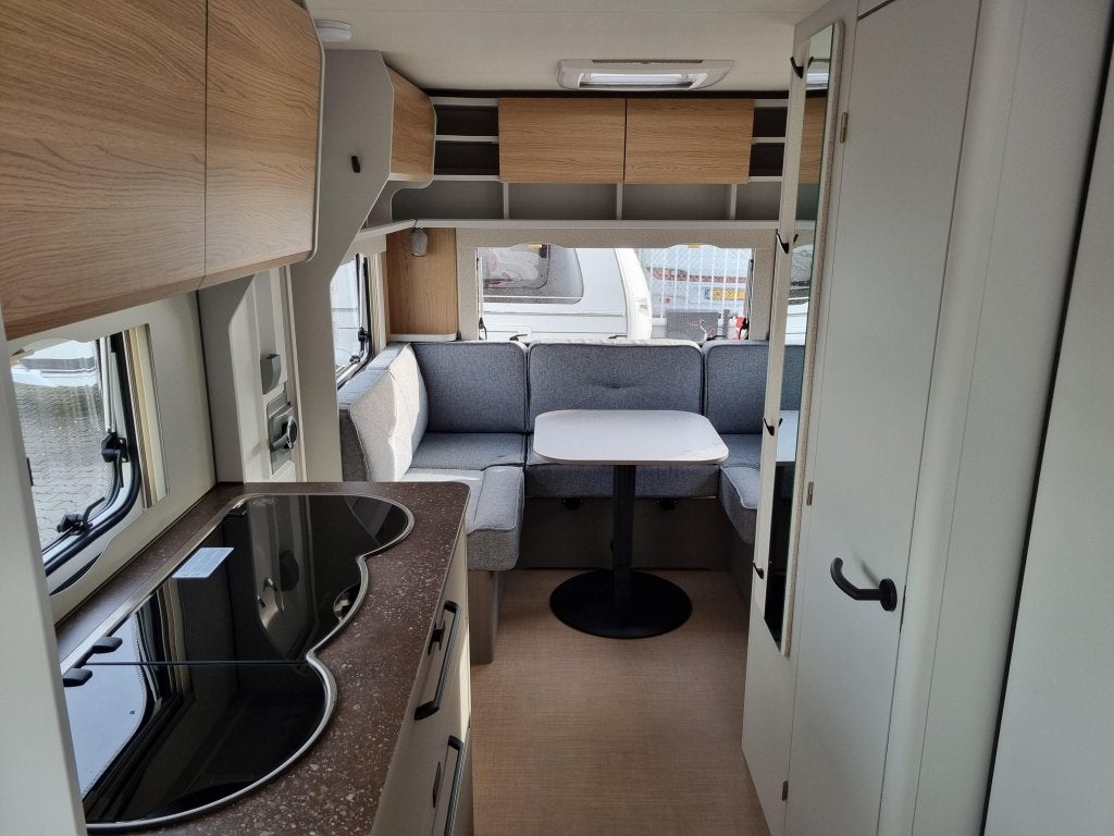 Bürstner B66 485 TS Queens bed - 1800 kg, Caravans en Kamperen, Rondzit, Bedrijf, Bürstner, 6 tot 7 meter