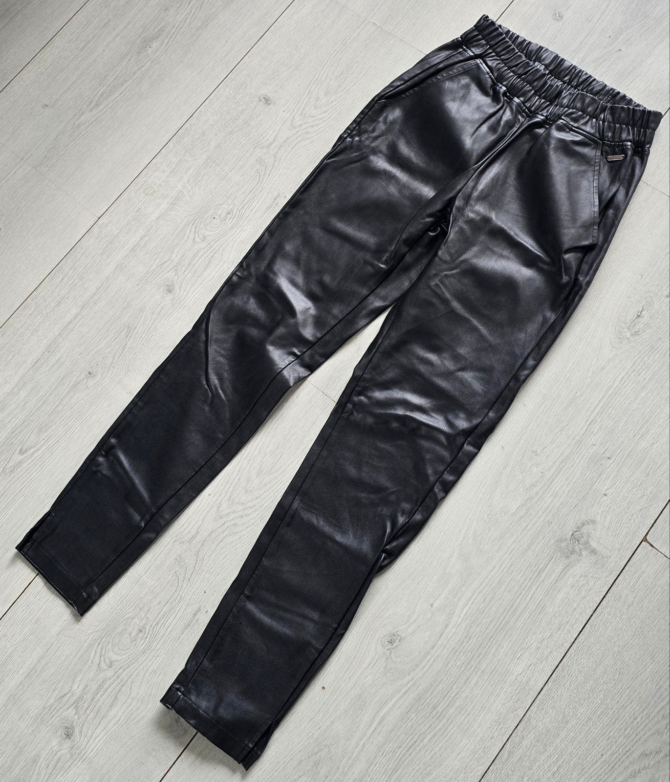 Zwarte imitatie leren broek - Maat M, Kleding | Dames, Maat 38/40 (M), Zwart, Ophalen of Verzenden, American Winsome