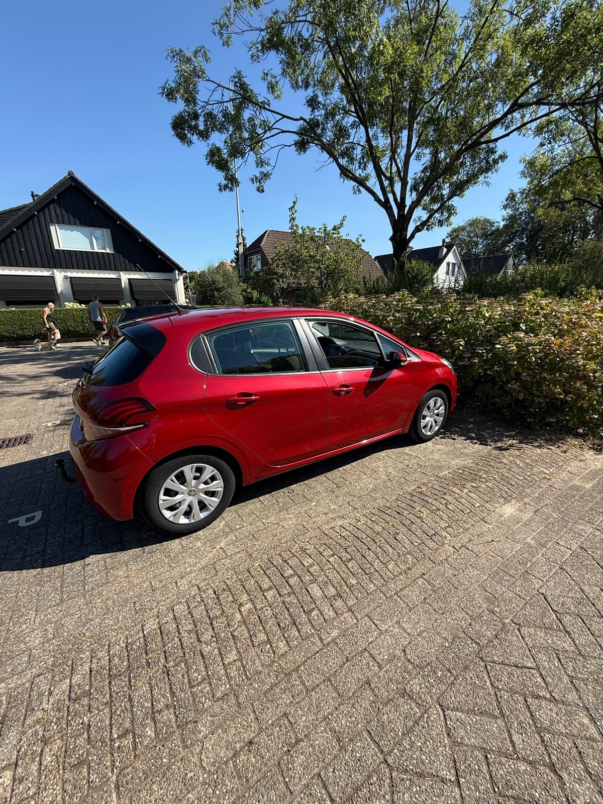 Peugeot 208 1.2 VTI 60KW/82PK 5-D 2017 Rood, Auto's, Voorwielaandrijving, Trekhaak, 1199 cc, 23 km/l