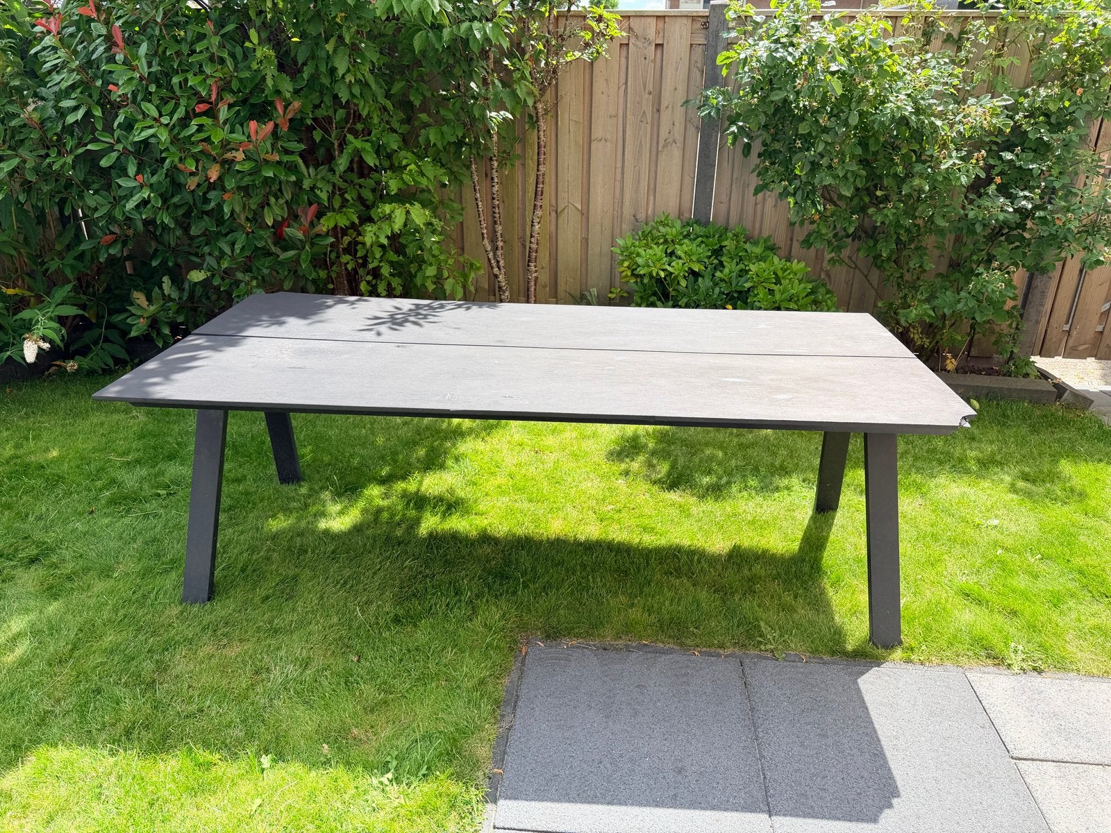 Grote tuintafel met beschadiging, Tuin en Terras, Ophalen, Gebruikt, Rechthoekig, Kunststof