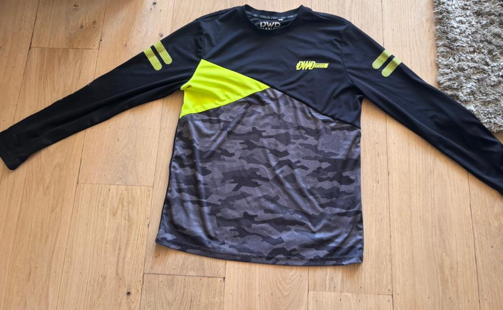 DWD Longsleeve Sportshirt Zwart/Camo Maat 158/164, Ophalen of Verzenden, Zo goed als nieuw, Jongen, Shirt of Longsleeve