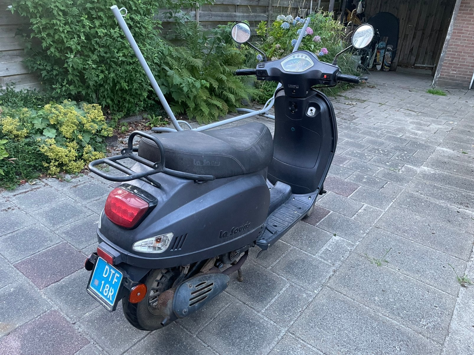 Mooie La Souris scooter donker grijs, blauw kenteken, Zo goed als nieuw, Benzine, Ophalen, Overige merken
