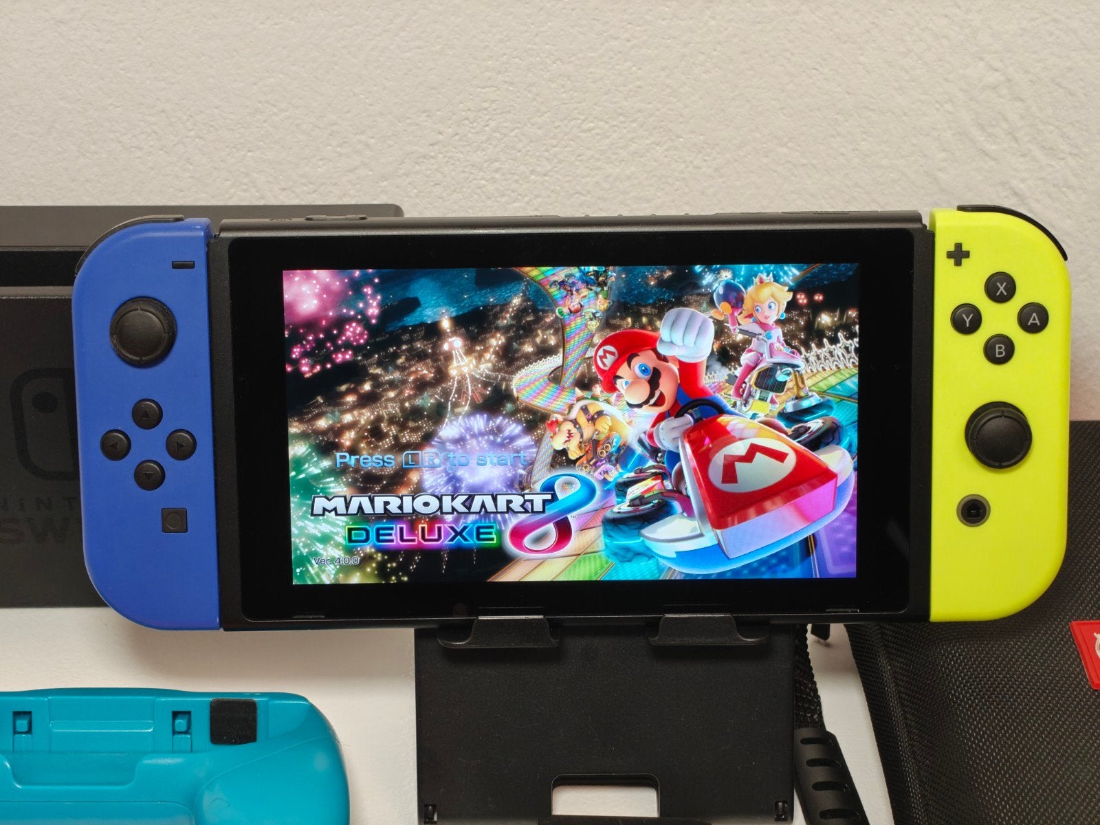 Foto 3 van Nintendo Switch V2 met accessoires en Mario Kart 8 Deluxe