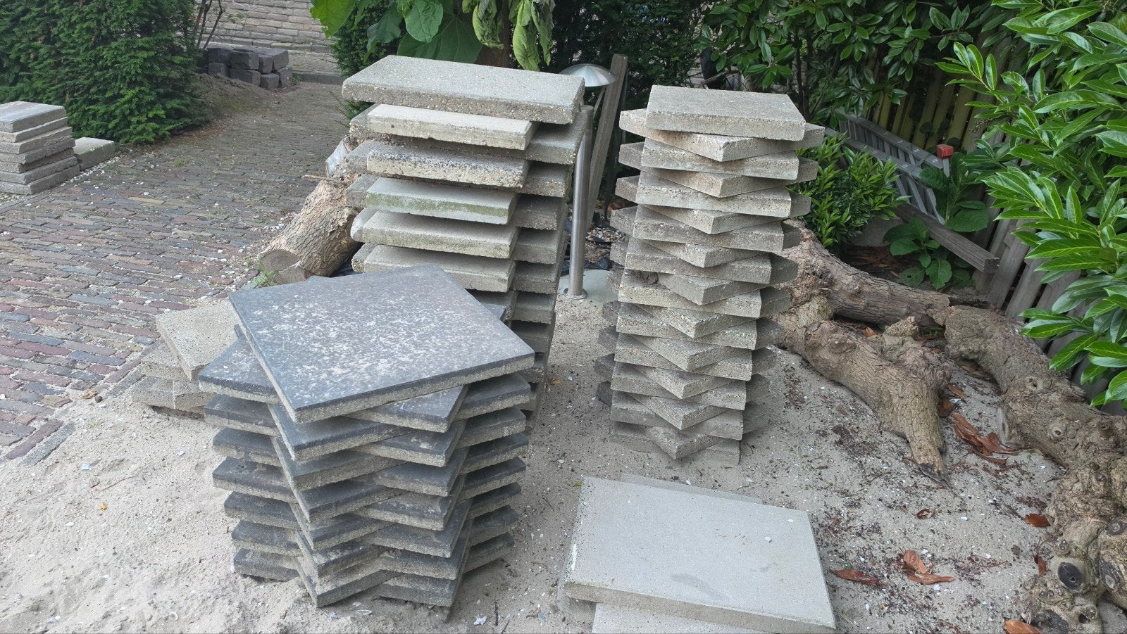 Gratis ophalen: terrastegels in diverse maatvoering, Gebruikt, Ophalen of Verzenden, 10 m² of meer, Beton