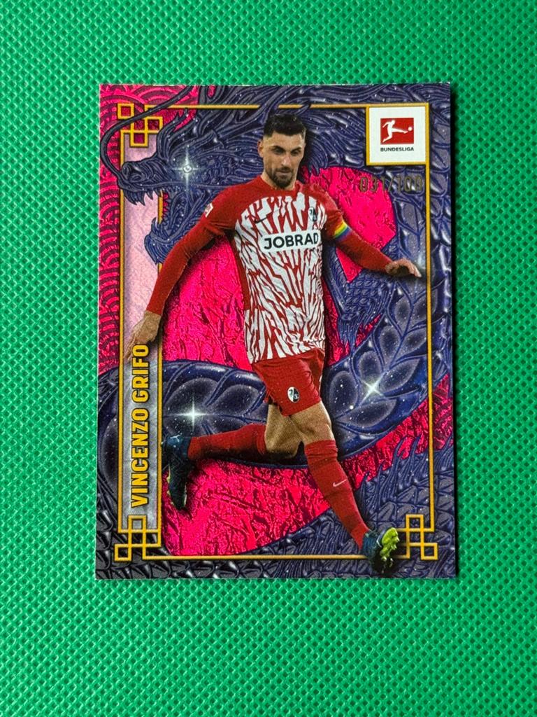 Vincenzo Grifo #37 SC Freiburg Topps 24 Dragon Parallel /100, Ophalen of Verzenden, Zo goed als nieuw, Plaatje