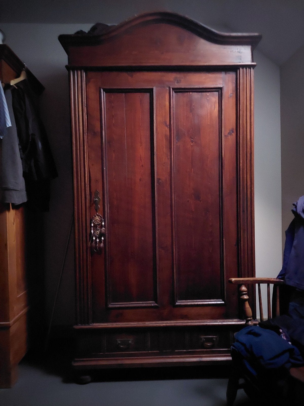 Mooie oude kleding ( hang) kast. Donker grenen, Ophalen
