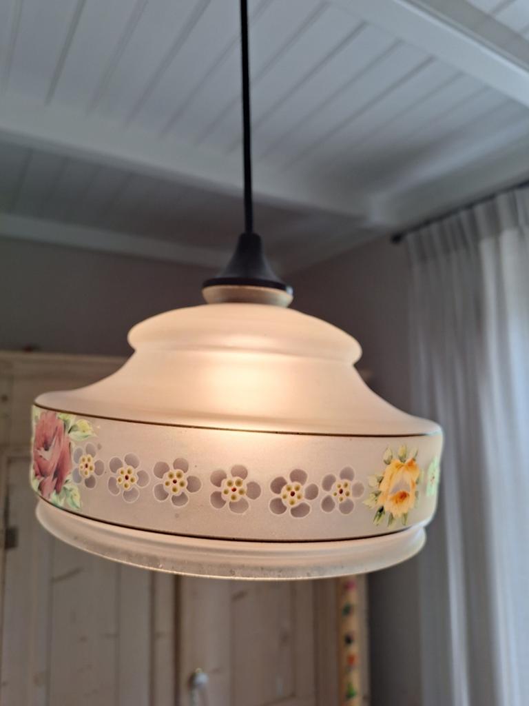 Vintage hanglamp met melkwitte kap met bloemmotief, Ophalen of Verzenden, Zo goed als nieuw, Glas, Minder dan 50 cm
