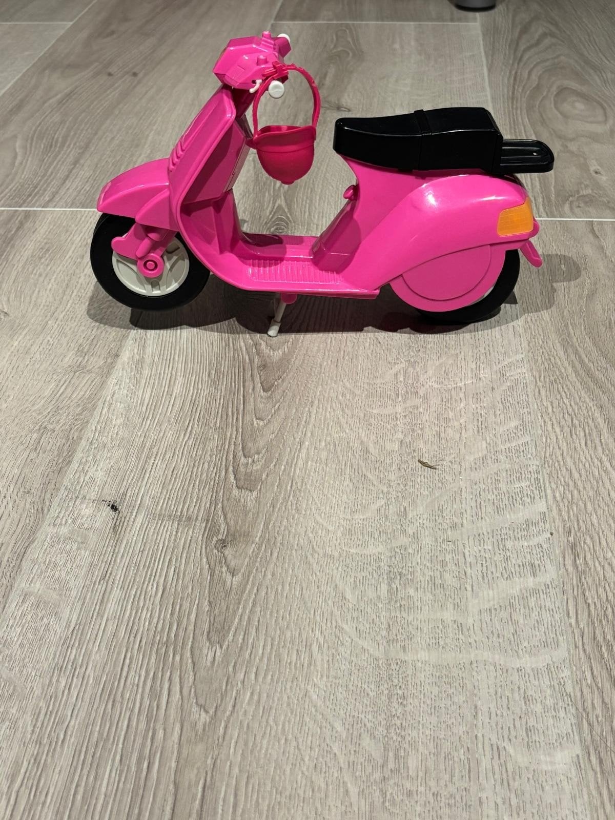 Roze Barbie scooter met mandje, Ophalen, Gebruikt