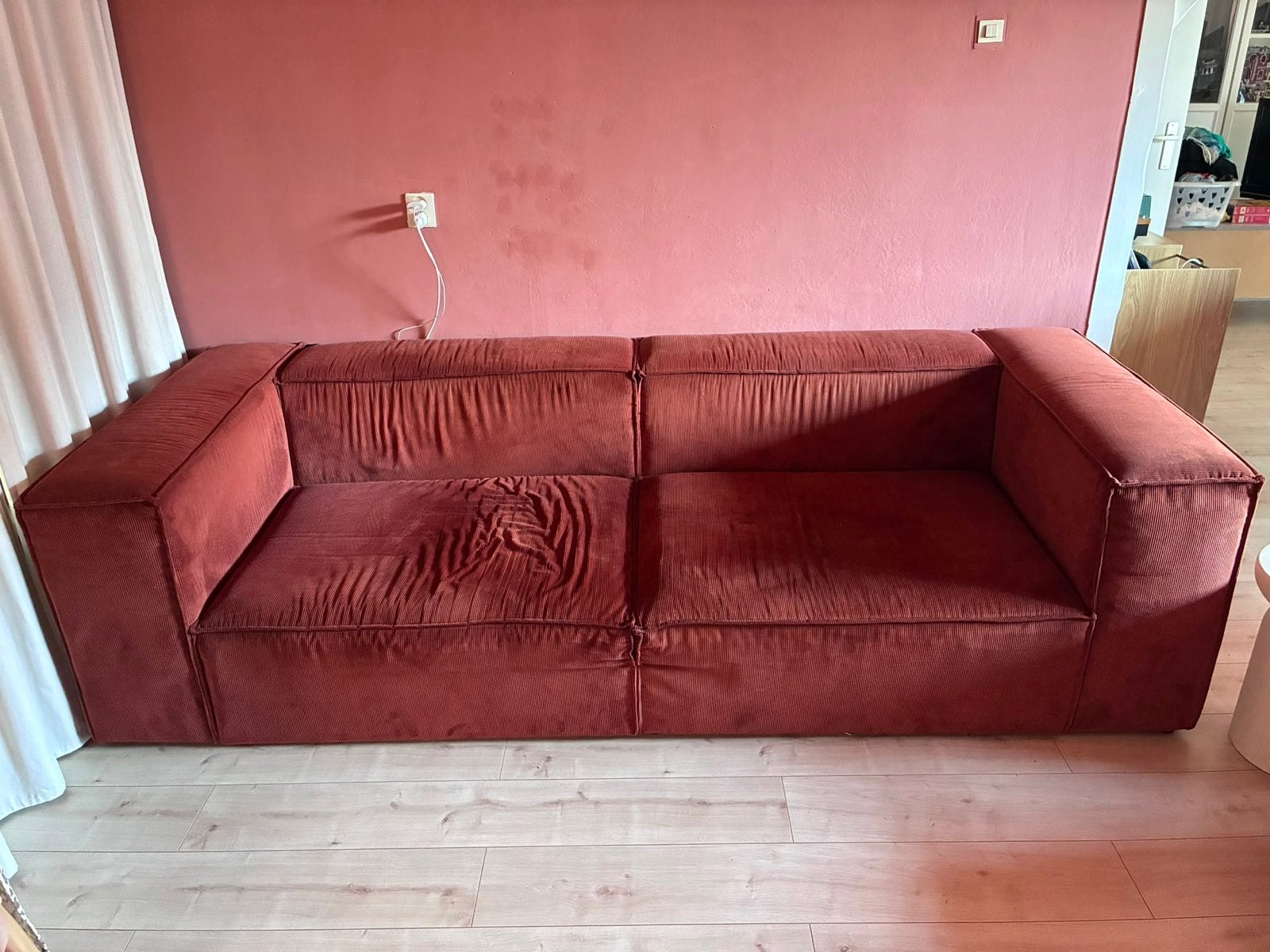 Comfortabele terracotta ribstof bank met poef, Huis en Inrichting, Banken | Bankstellen, Ophalen, 250 tot 300 cm, Gebruikt, 75 tot 100 cm