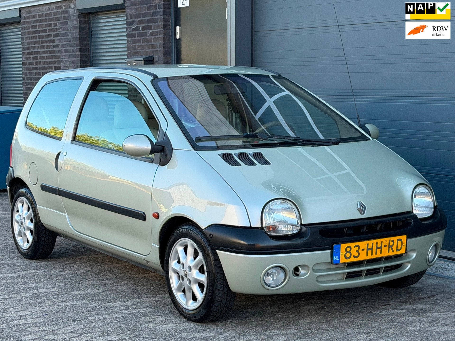 Renault Twingo 1.2-16V Epicéa AIRCO LEER APK NEW DISTRIBUTI, Auto's, Voorwielaandrijving, Elektrische ramen, Beige, 4 cilinders
