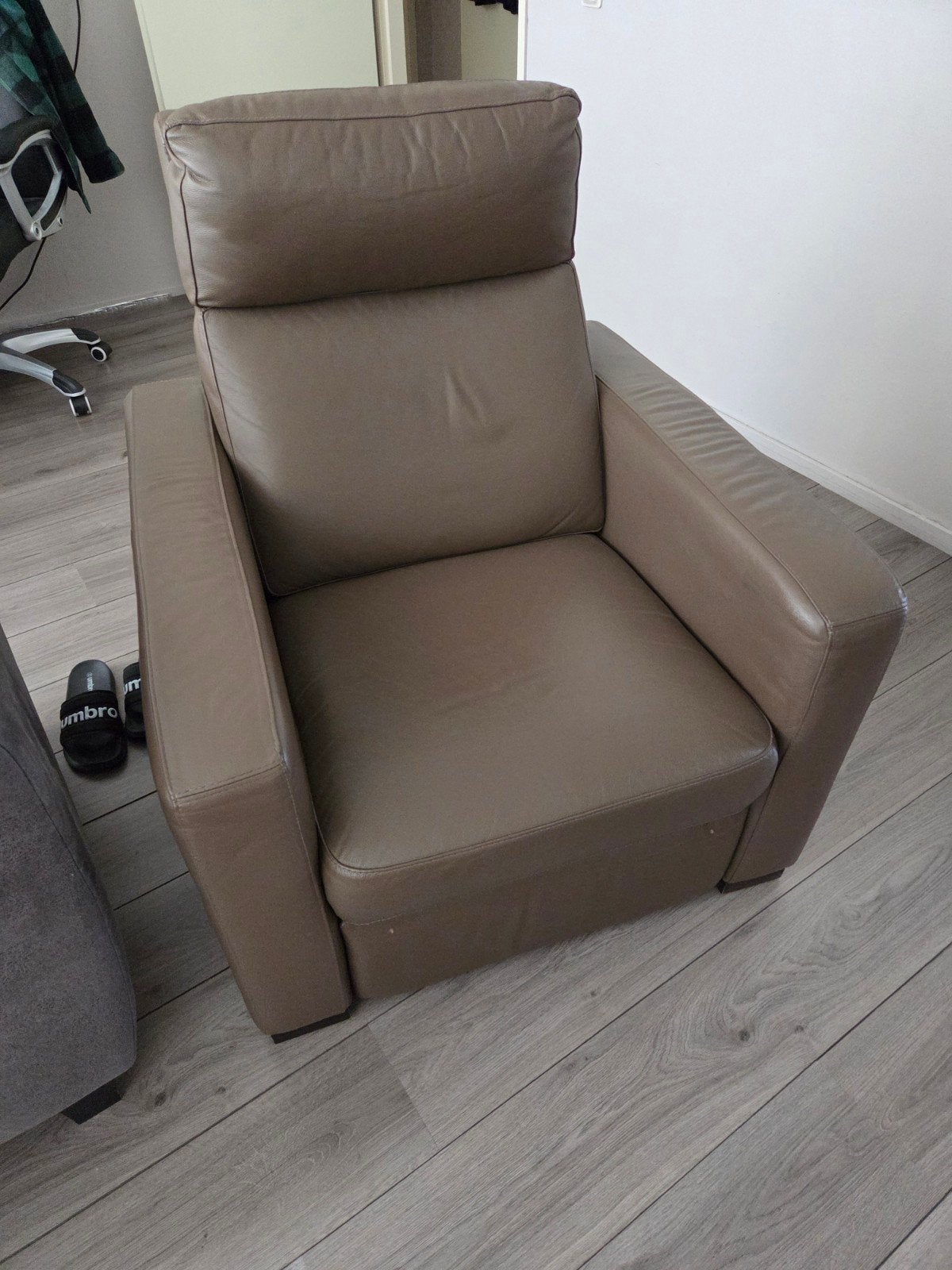 Comfortabele leren relaxfauteuil met voetensteun, Huis en Inrichting, Fauteuils, Ophalen, Gebruikt, Modern, Comfort, 75 tot 100 cm