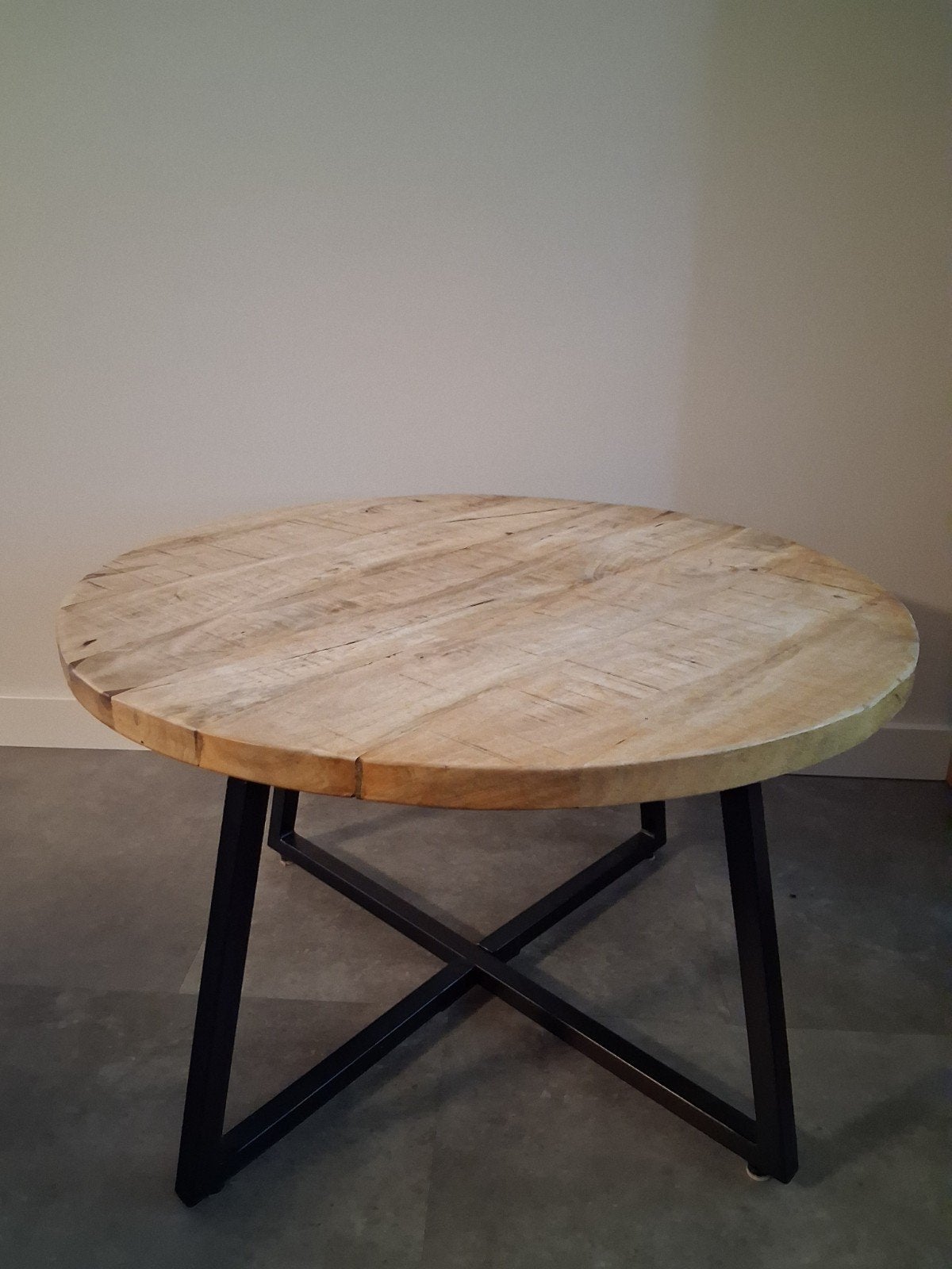 Mango houten salontafel met zwart onderstel, Ophalen, 50 tot 100 cm, Rond, 50 tot 100 cm
