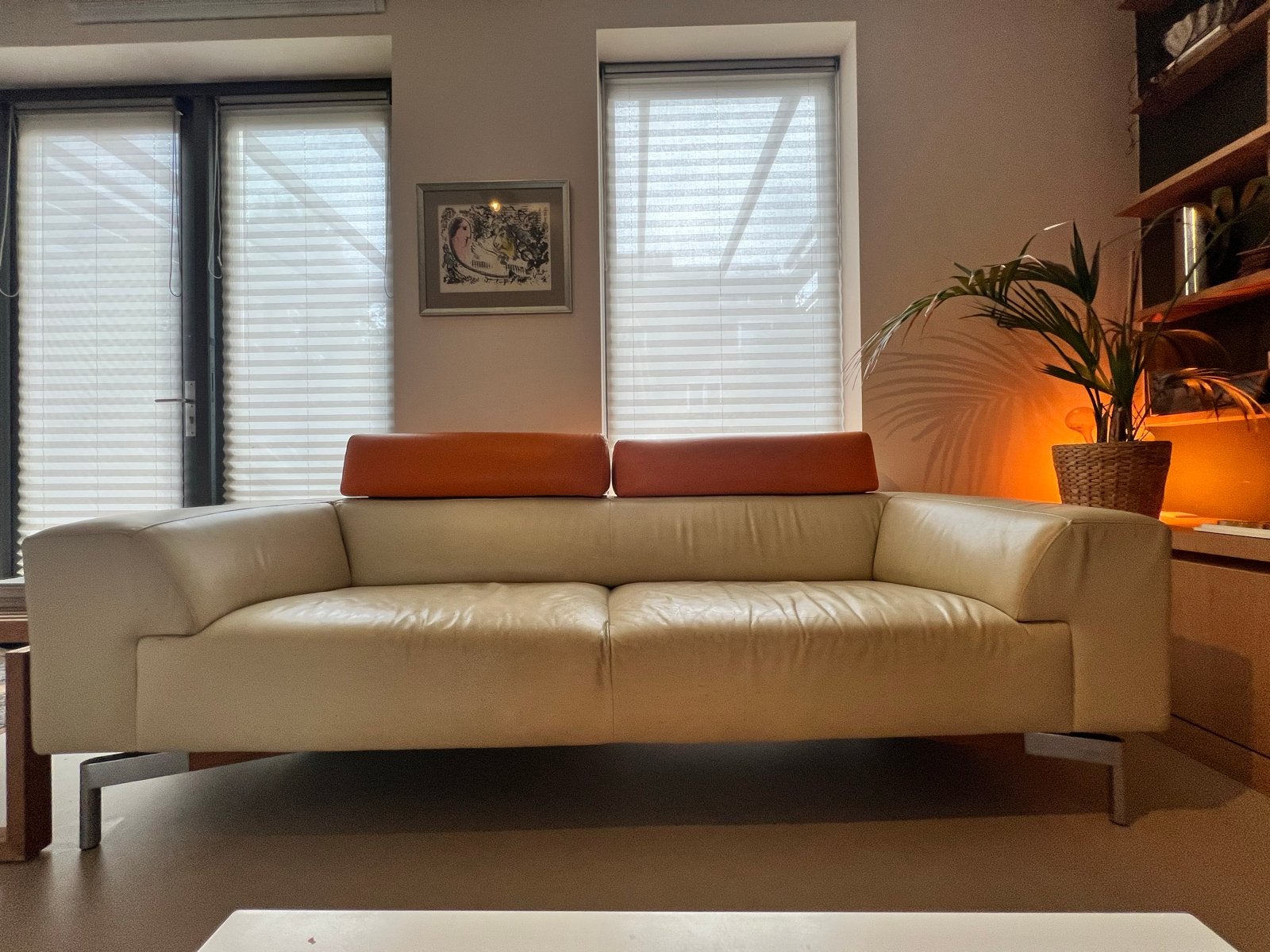 Leolux Howlo 3-zitsbank in crème leer met oranje hoofdsteune, Ophalen, Gebruikt, Driepersoons, Leer