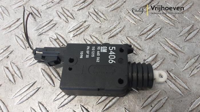 Sluithulpmotor achterklep van een Opel Corsa (Corsa B 93-), Gebruikt, -, -, Opel