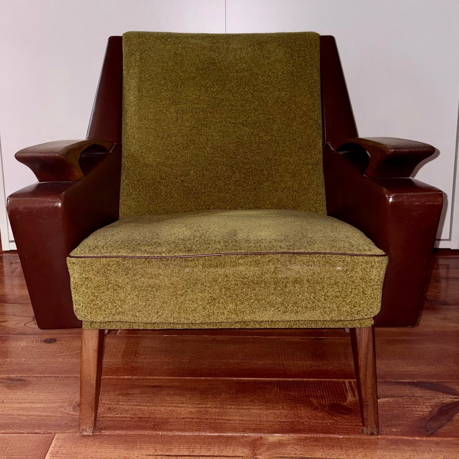 Vintage / mid-century fauteuil, groen + houten armleuningen, Ophalen