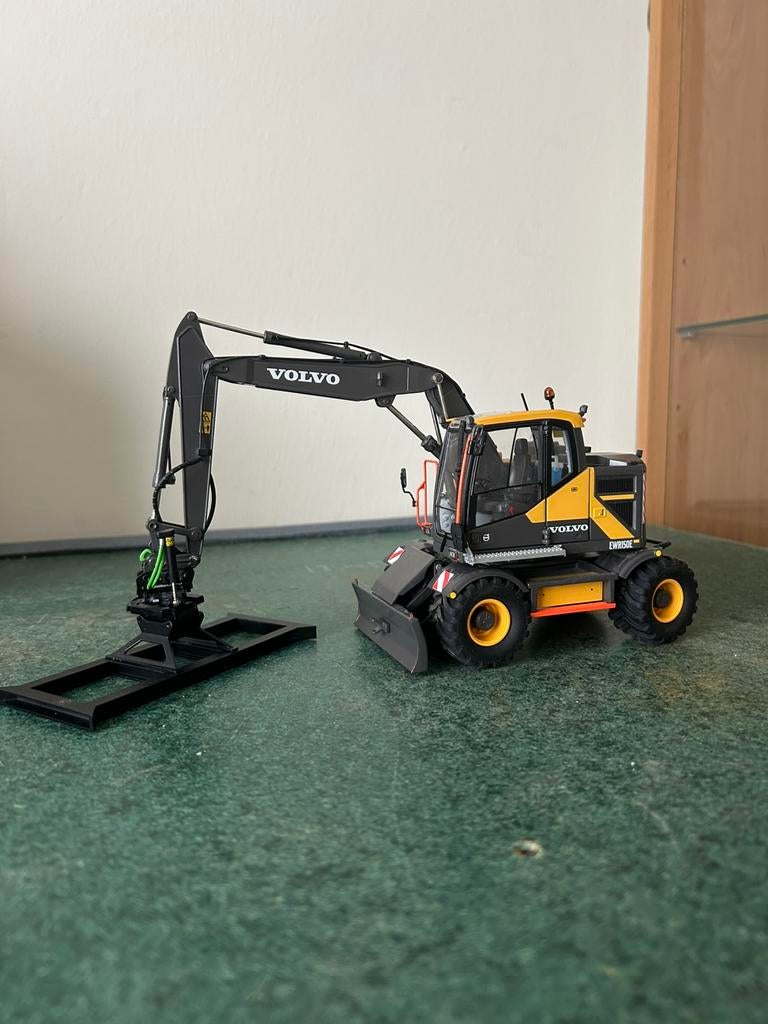 Volvo EWR150E 1:32 verbouwd, Ophalen of Verzenden, Zo goed als nieuw, Tractor of Landbouw, Overige merken