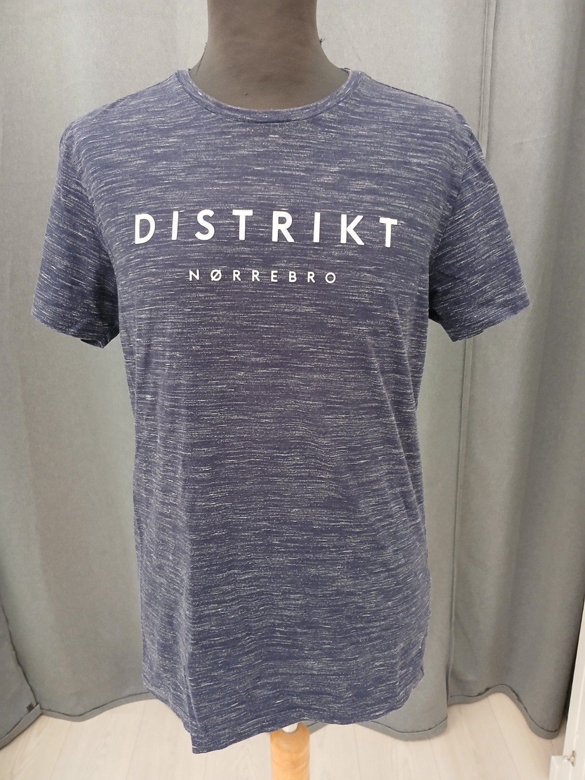 DISTRIKT NØRREBRO T-shirt Blauw Maat M, Ophalen of Verzenden, DISTRIKT NØRREBRO, Gedragen, Maat 48/50 (M)