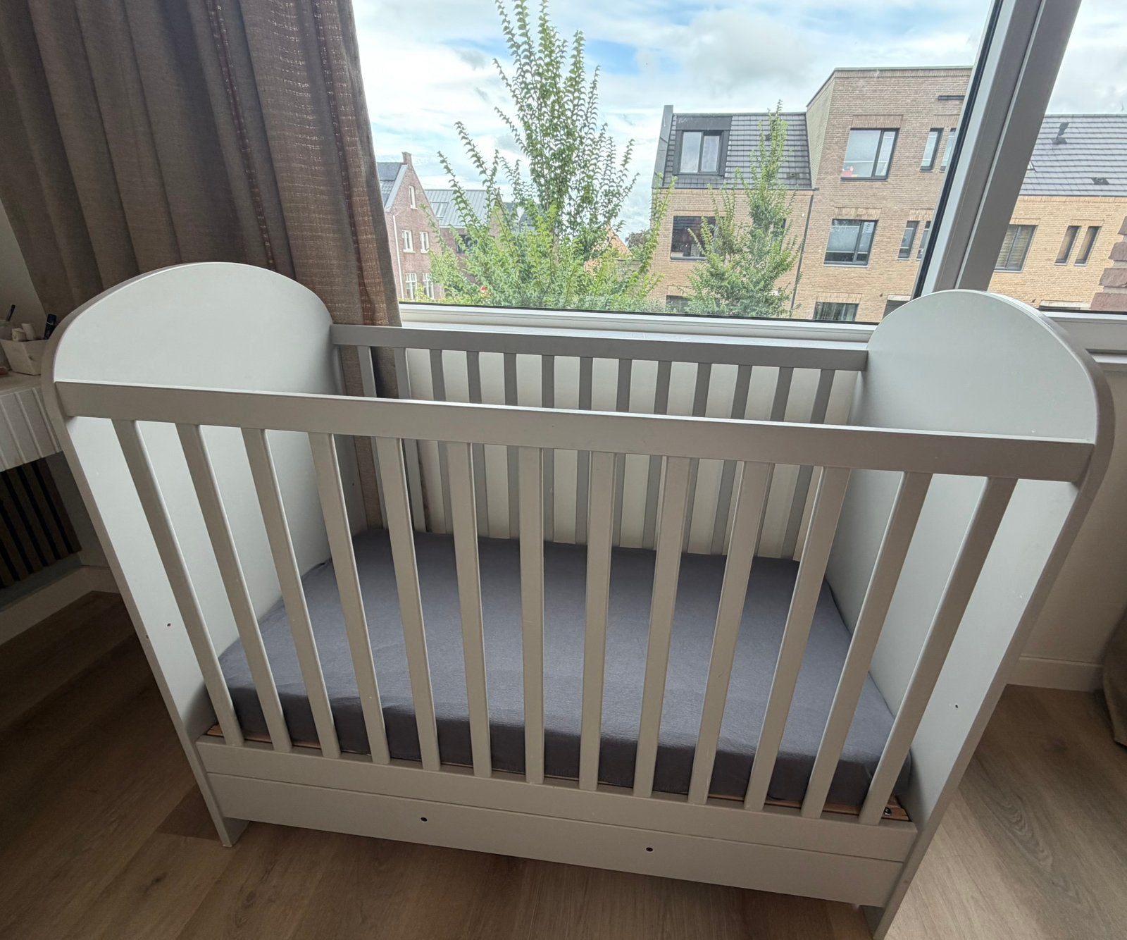 Grijs GONATT ledikant / peuterbed / kinderbankje (60x120), Kinderen en Baby's, Ophalen, Zo goed als nieuw, Ledikant