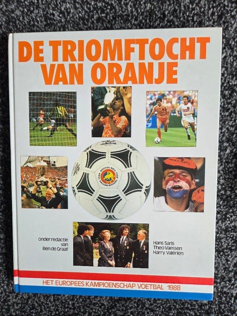 Boek Nederlands elftal ORANJE, Boeken, Ophalen of Verzenden, Gelezen, Balsport