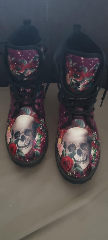 Stoere laarzen met schedels en rozen, Kleding | Dames, Overige kleuren, Lage of Enkellaarzen, Ophalen of Verzenden, Onbekend