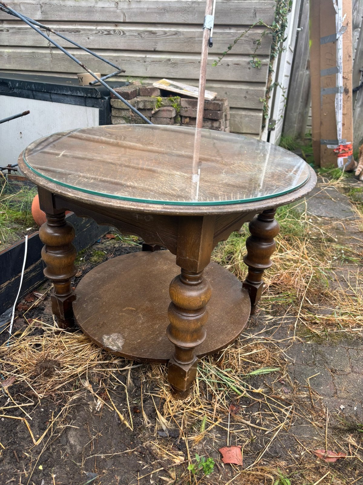 Authentiek tafeltje met mooi ronde glasplaat!, Ophalen