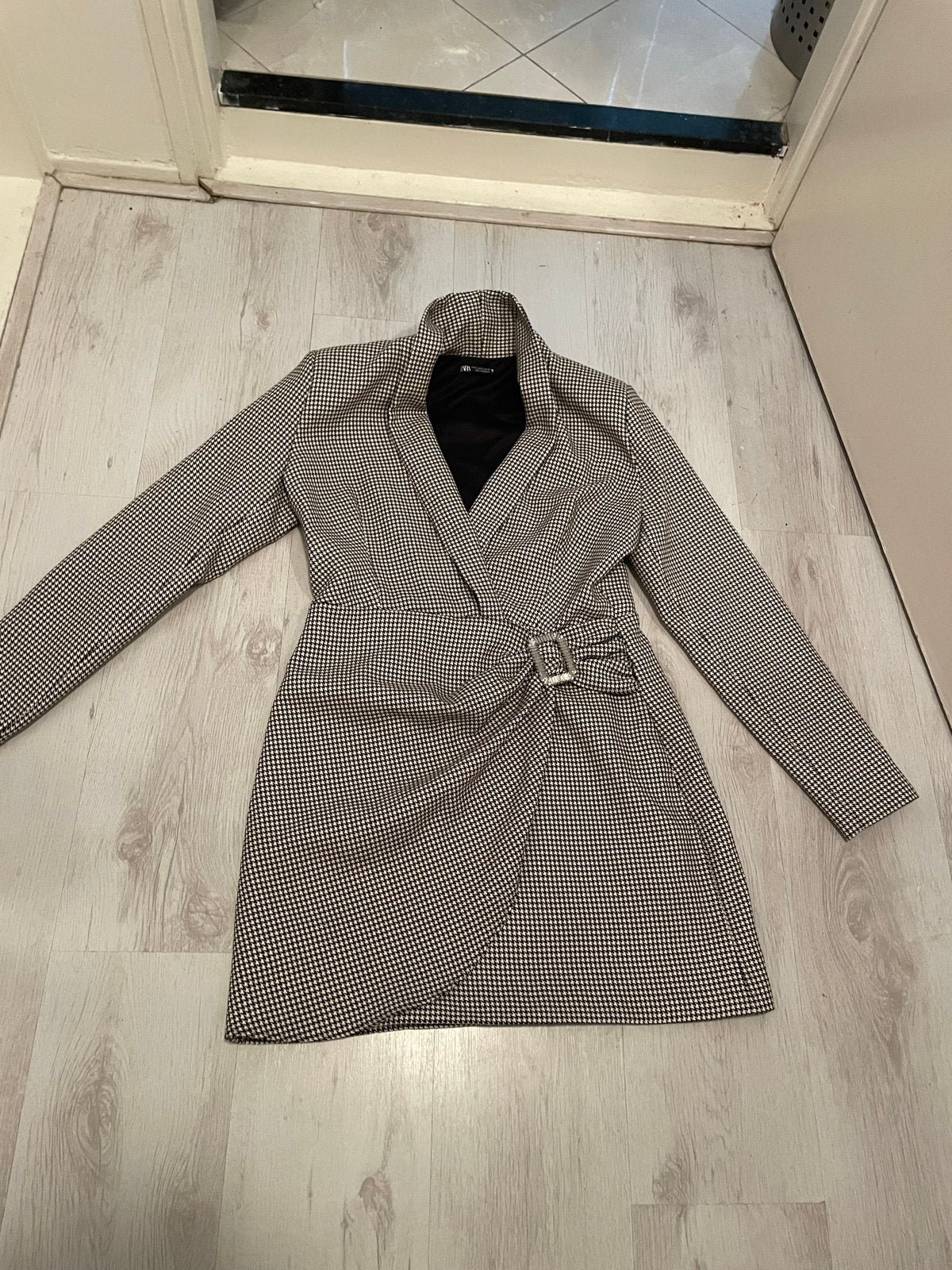 Zara wikkeljurk pied de poule maat 38/40, Kleding | Dames, Jurken, Maat 38/40 (M), Zwart, Ophalen of Verzenden, Zo goed als nieuw
