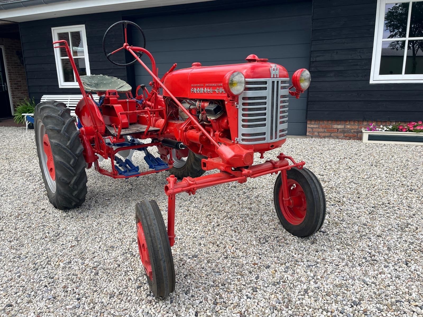 Franse Farmall Cub Oldtimer Tractor met ploeg, Ophalen