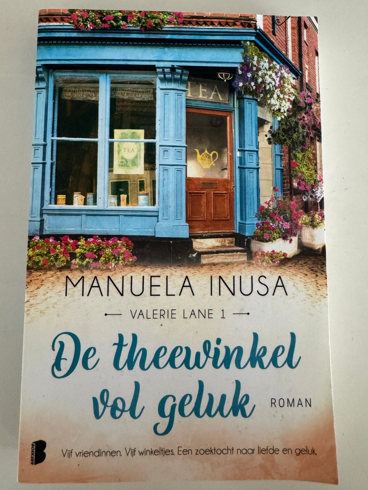 De theewinkel vol geluk - Manuela Inusa (Roman), Ophalen of Verzenden, Gelezen, Europa overig
