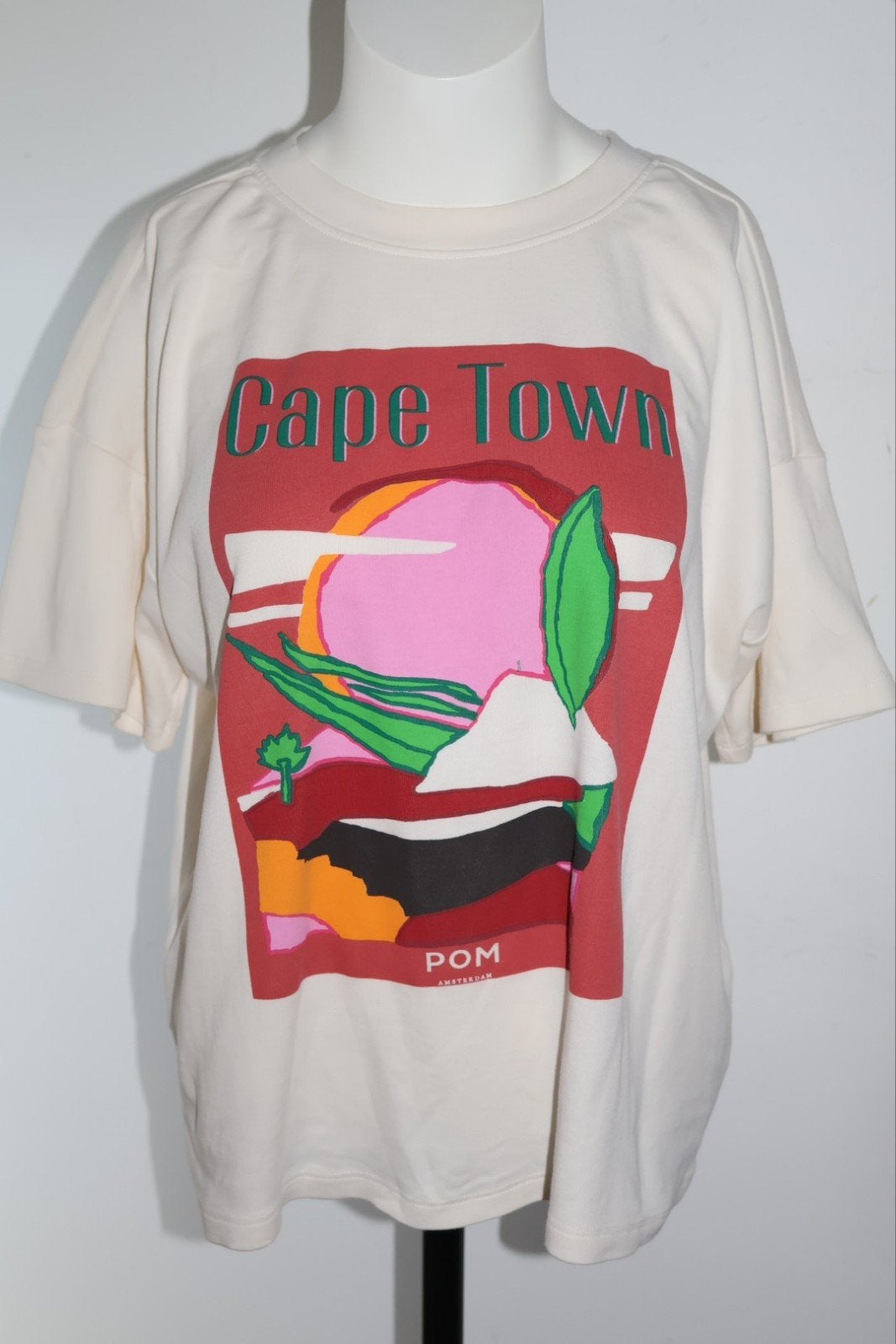 POM Amsterdam T-shirt maat 36 / S - Cape Town print, POM Amsterdam, Pom Amsterdam, Ophalen of Verzenden, Zo goed als nieuw