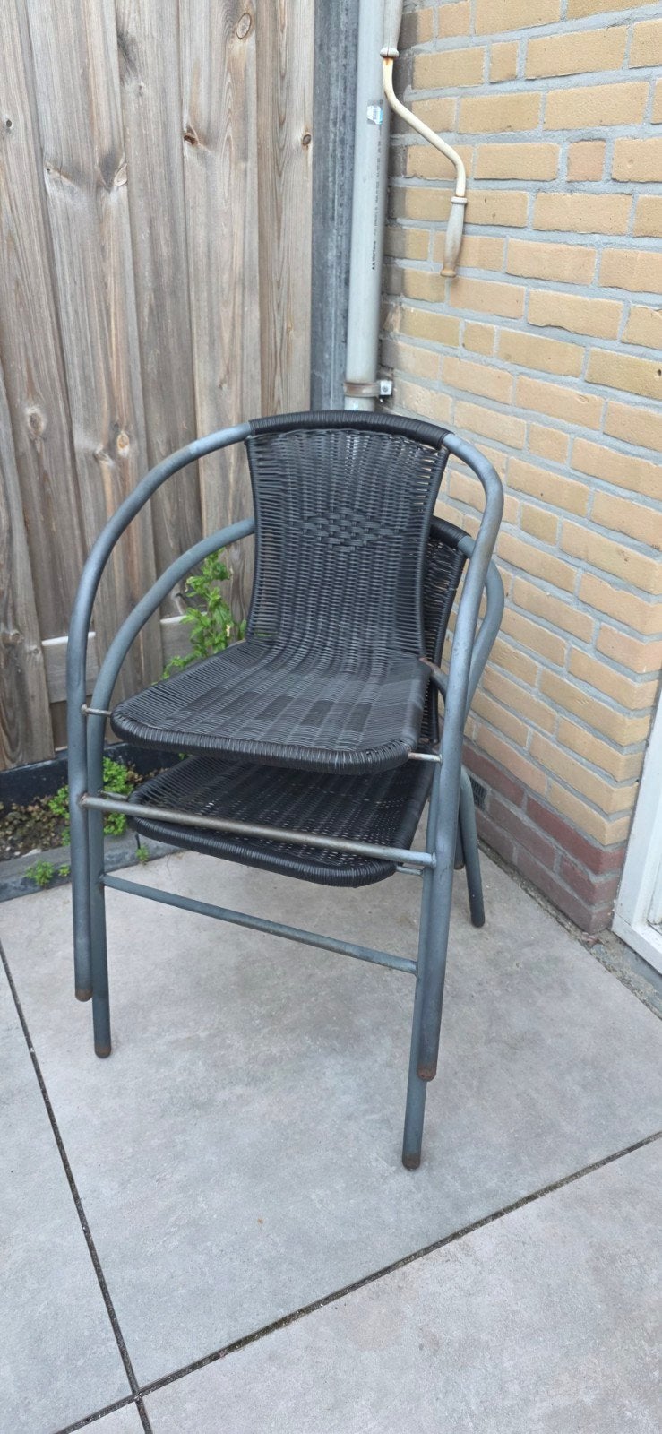 Twee stapelbare tuinstoelen, zwart met grijs metaal, Huis en Inrichting, Stoelen, Ophalen, Gebruikt, Twee, Zwart