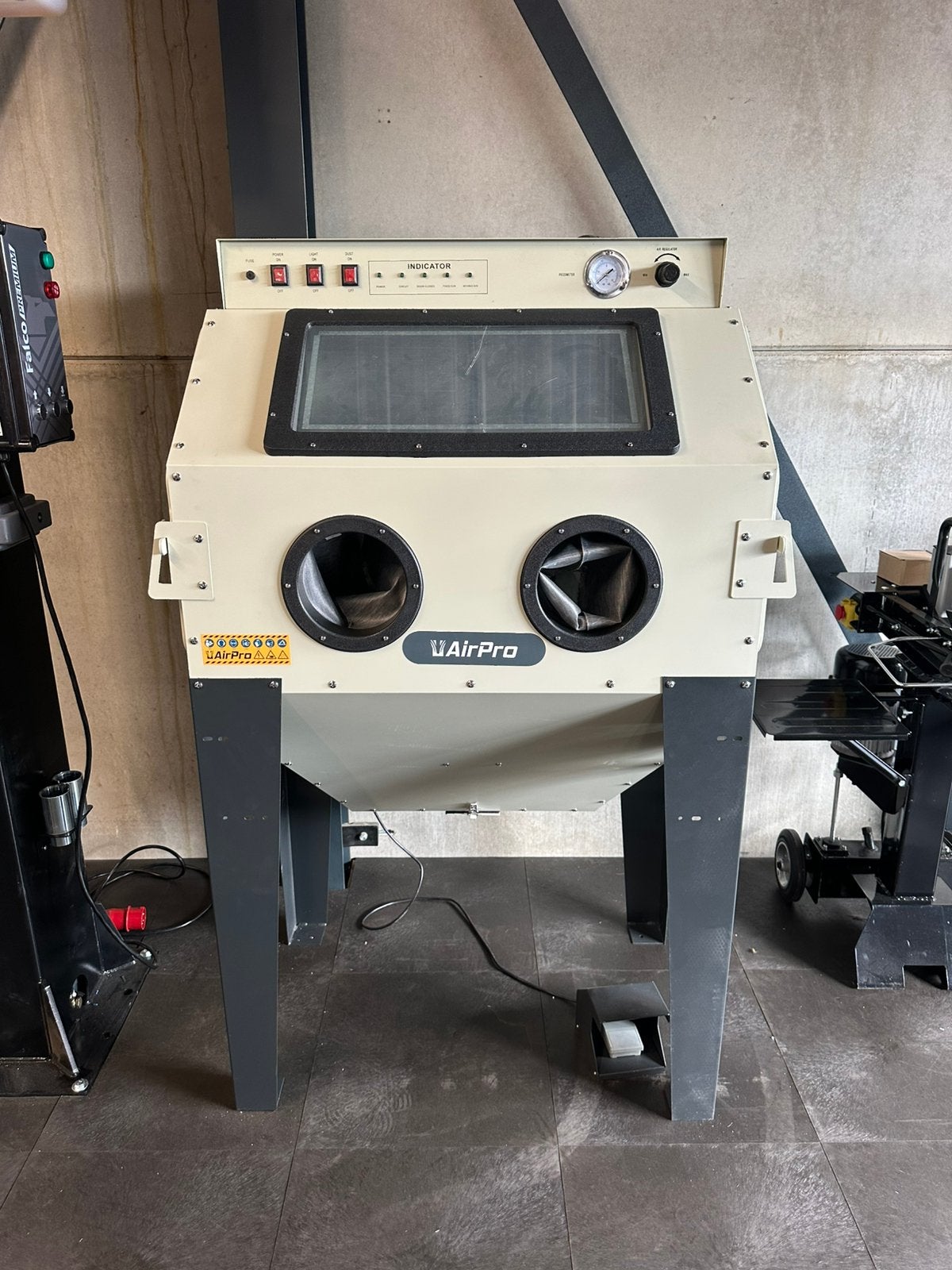 Zandstraalcabine 350L met 2 zijdeuren / Nieuw