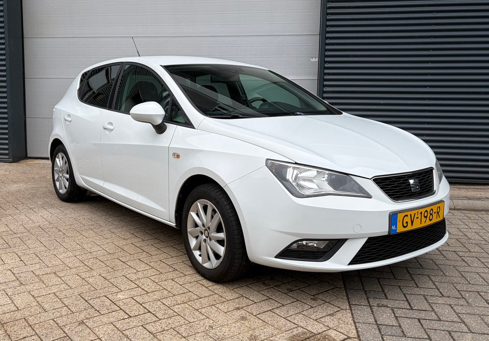 Seat Ibiza 1.2 TSI 85pk Style 2015 Wit, Auto's, Voorwielaandrijving, Stof, 40 €/maand, Zwart